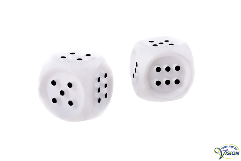 Grote kunststof dobbelstenen, wit met zwarte opliggende punten, 2 stuks