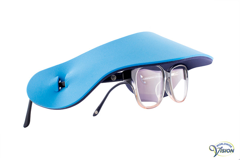 Foam eye-shade for fastening on glasses