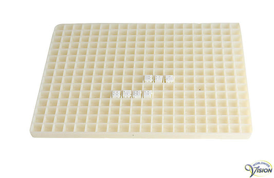 Cubaritme, rekenbord met 100 plastic kubussen waarop braillecijfers staan