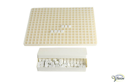Cubaritme, rekenbord met 100 plastic kubussen waarop braillecijfers staan