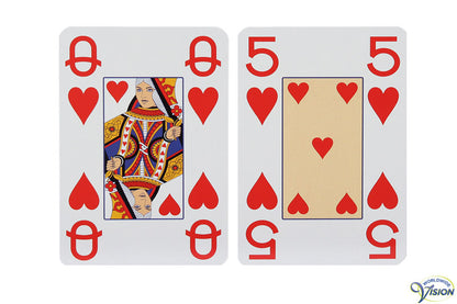 Speelkaarten met normale afbeeldingen en grote cijfers en letters